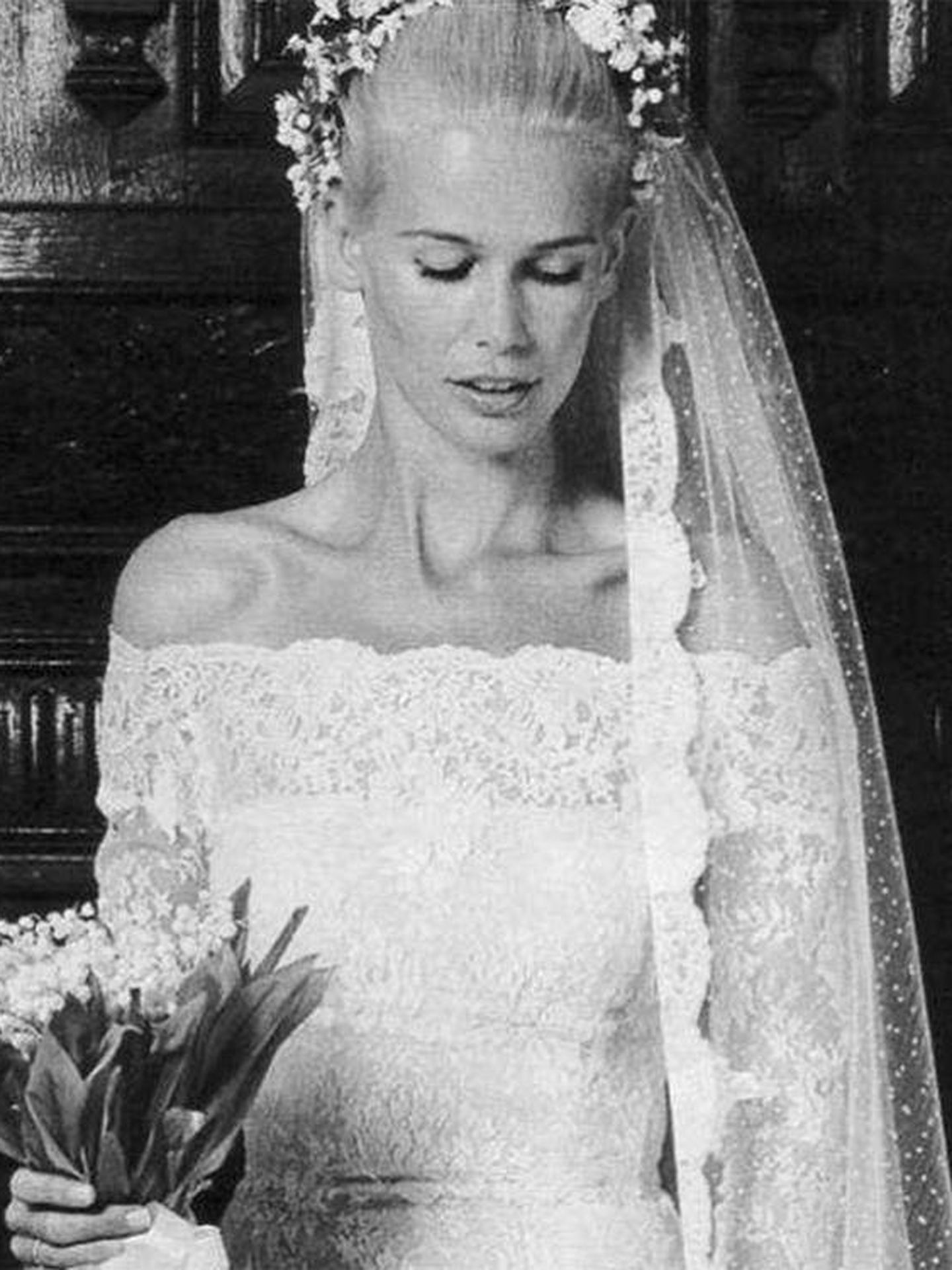 Claudia Schiffer, vestida de Valentino para su boda. (Bride.com)