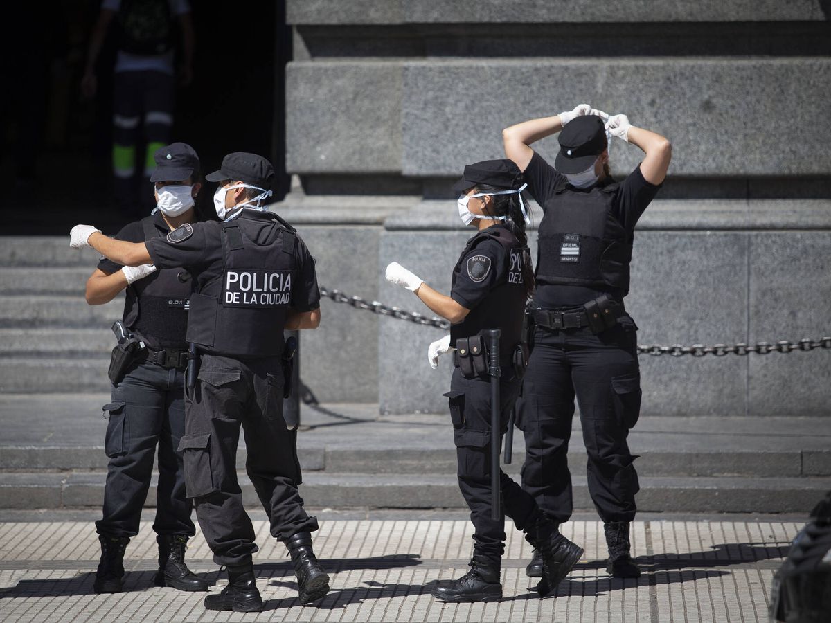 Foto: Agentes policiales en Argentina (iStock)