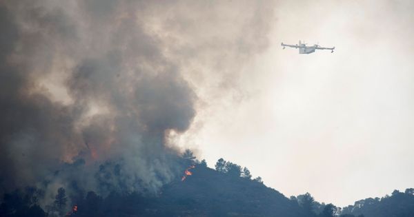 Foto: Extinguido el incendio forestal de Perelló (Tarragona) (Efe)