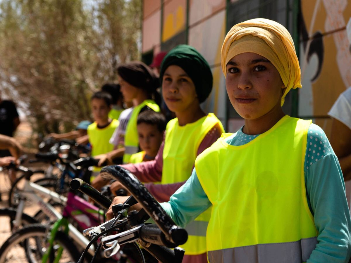 Foto: Bicicletas y chalecos amarillos serán distribuidos por poblados aislados del desierto marroquí. (Hyundai)