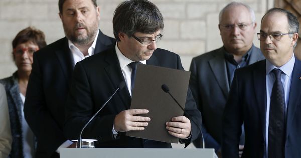 Foto: Puigdemont y su Govern. (EFE)