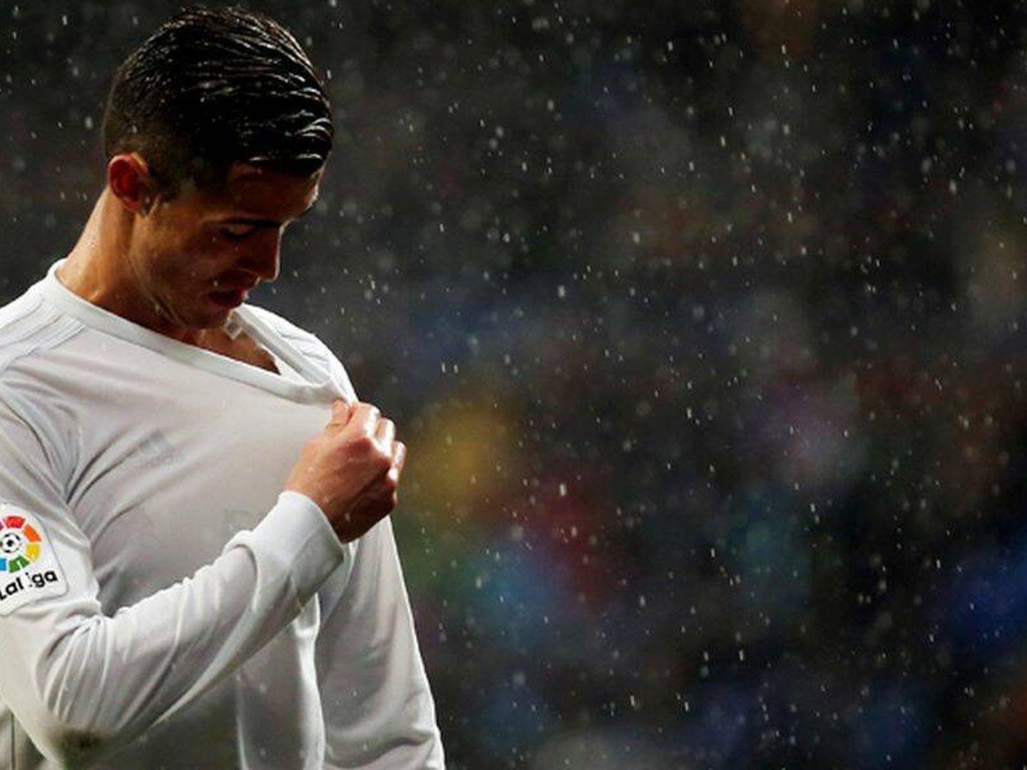 Cristiano, con la camiseta ecológica del Real Madrid. (REUTERS)