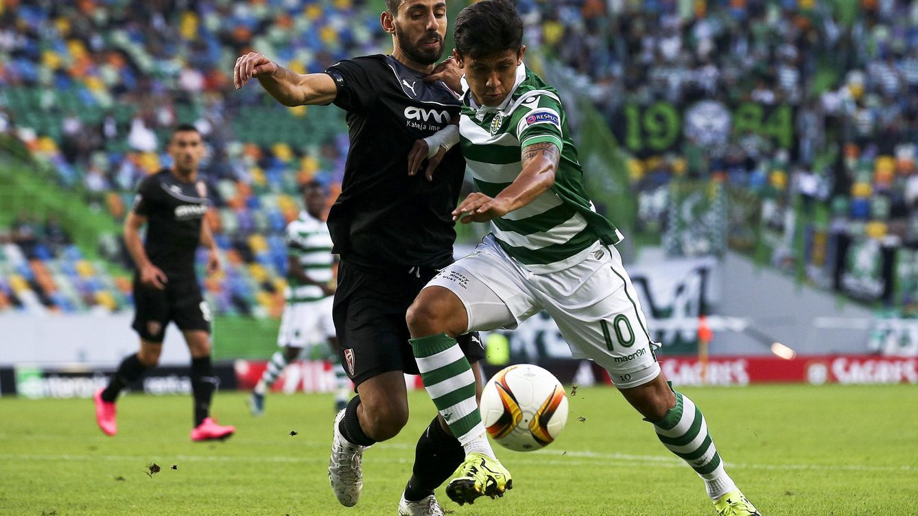 Foto: El jugador del Sporting Fredy Montero (derecha) pelea por el control del balón con el jugador del KF Skenderbeu, Kristi Vangjeli (Efe).