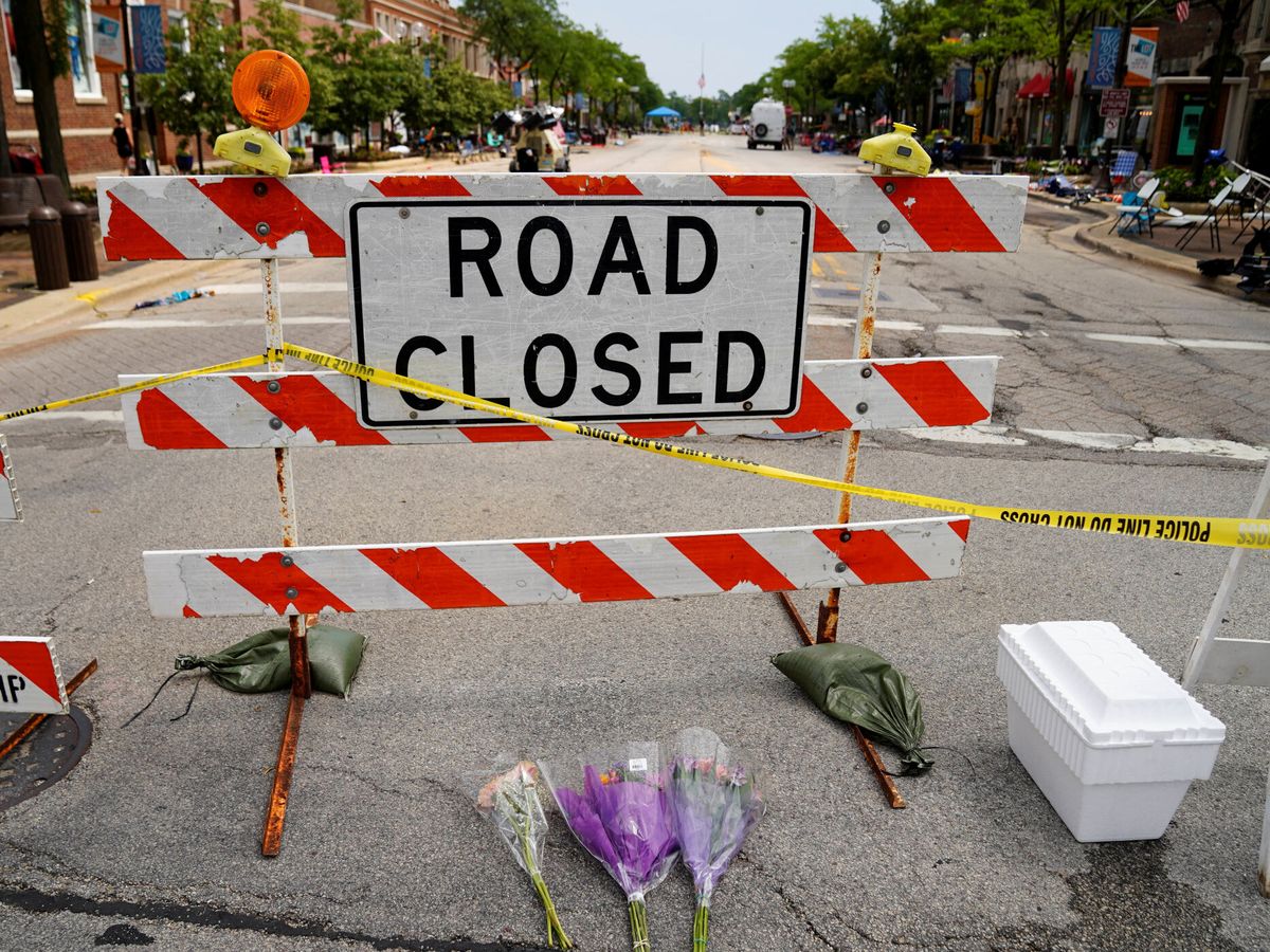 Foto: Homenaje a las víctimas por el tiroteo masivo en Highland Park, Illinois. (Reuters/Cheney Orr)