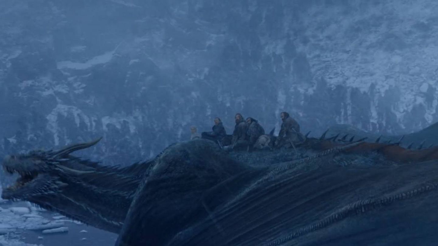 Imagen del sexto capítulo de la séptima temporada con varios personajes subidos sobre Drogon