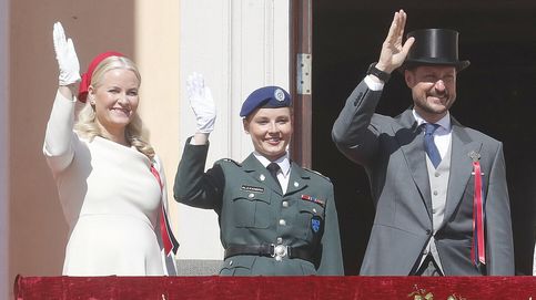 De Ingrid Alexandra con uniforme militar al tocado de Mette-Marit: la familia real noruega, en el Día Nacional