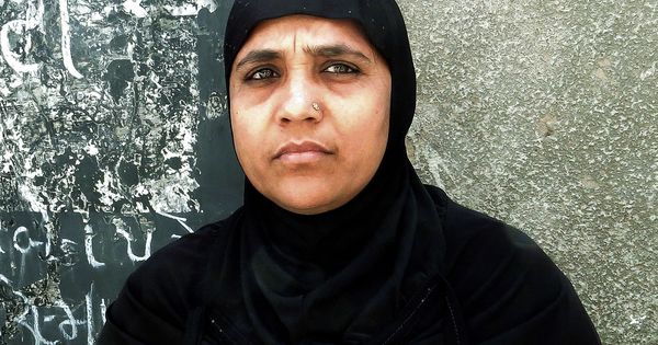 Foto: Shakeela Bano, testigo que perdió a su familia en la matanza de musulmanes que tuvo lugar en 2002 en Gujarat. (EFE)