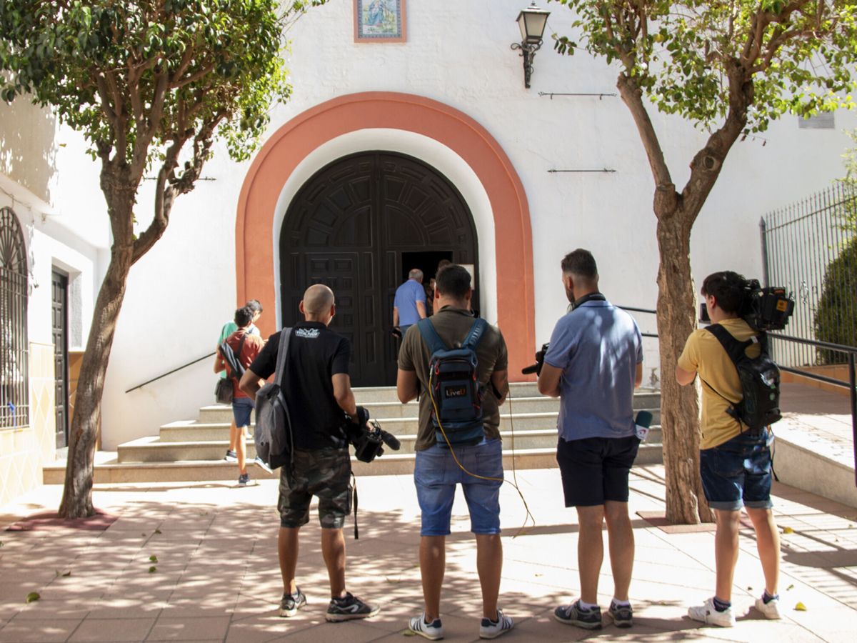 Foto: Varios periodistas a las puertas de la iglesia donde permanece la madre de Rubiales. (EFE/Alba Freixas)