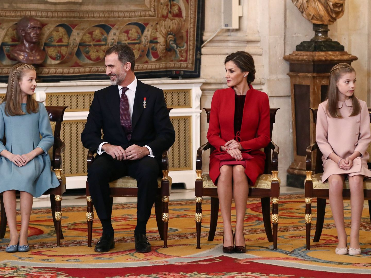 El rey Felipe VI y la reina Letizia, junto a sus hijas. (EFE)