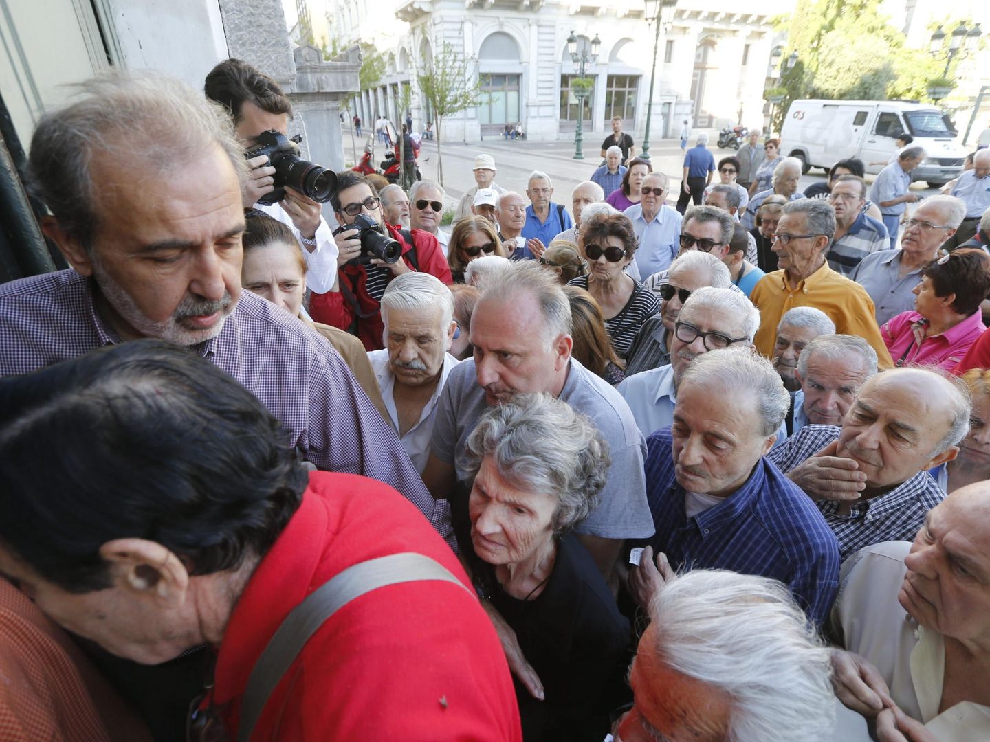 Un grupo de jubilados griegos hace cola para recibir su pensión. (EFE)
