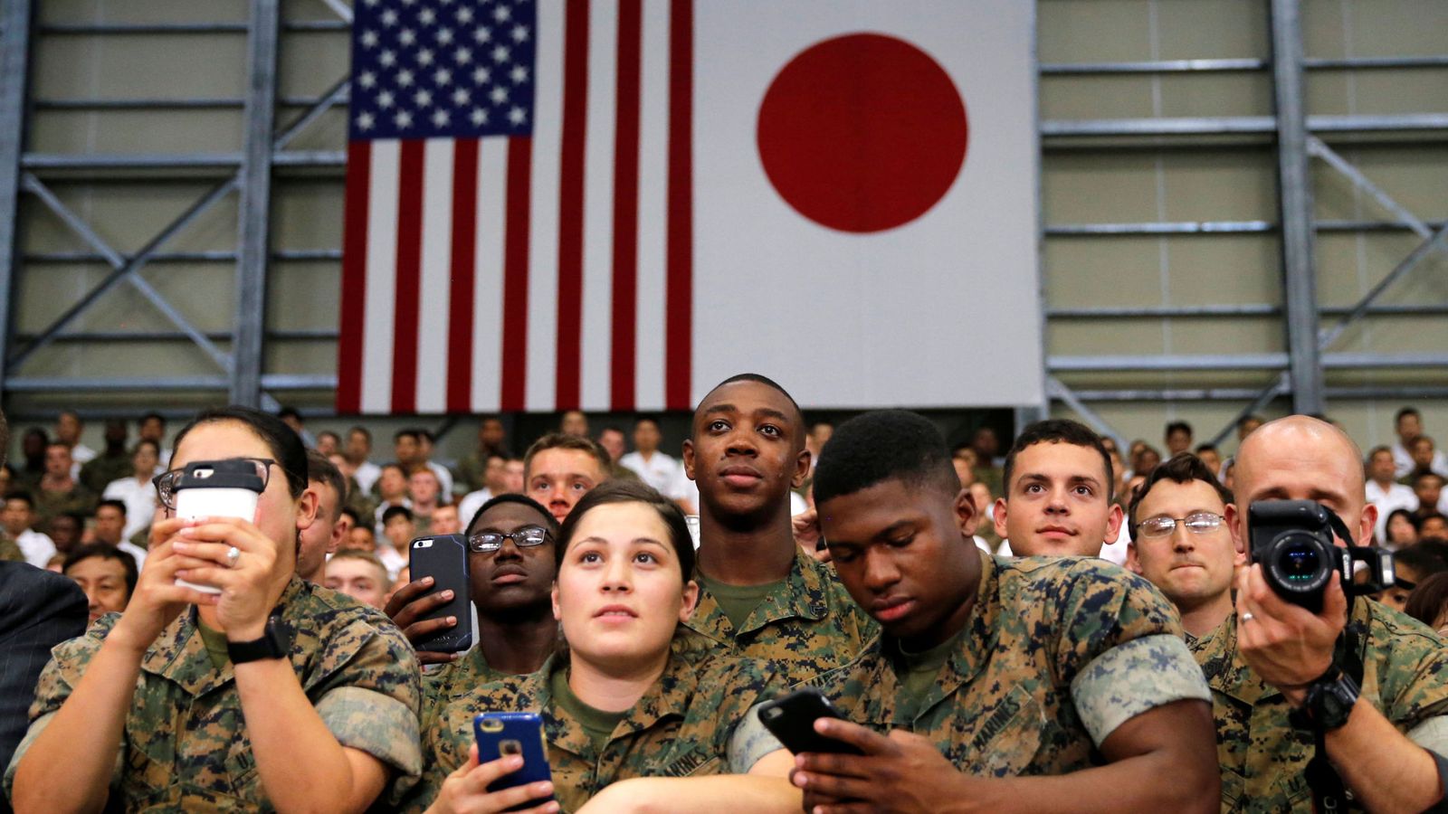 Foto: Soldados estadounidenses y japoneses escuchan el discurso del Presidente Obama durante su visita a Japón, en la base aérea de Iwanuki, el 27 de mayo de 2016 (Reuters)