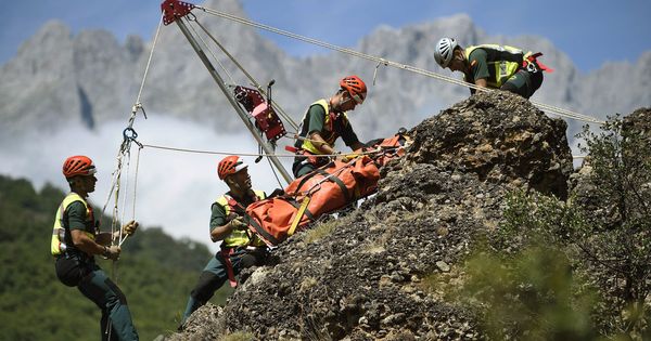 Foto: Agentes del Grupo de Rescate e Intervención en Montaña (Greim) de la Guardia Civil, durante un simulacro de rescate en el Parque Nacional de los Picos de Europa. (EFE)