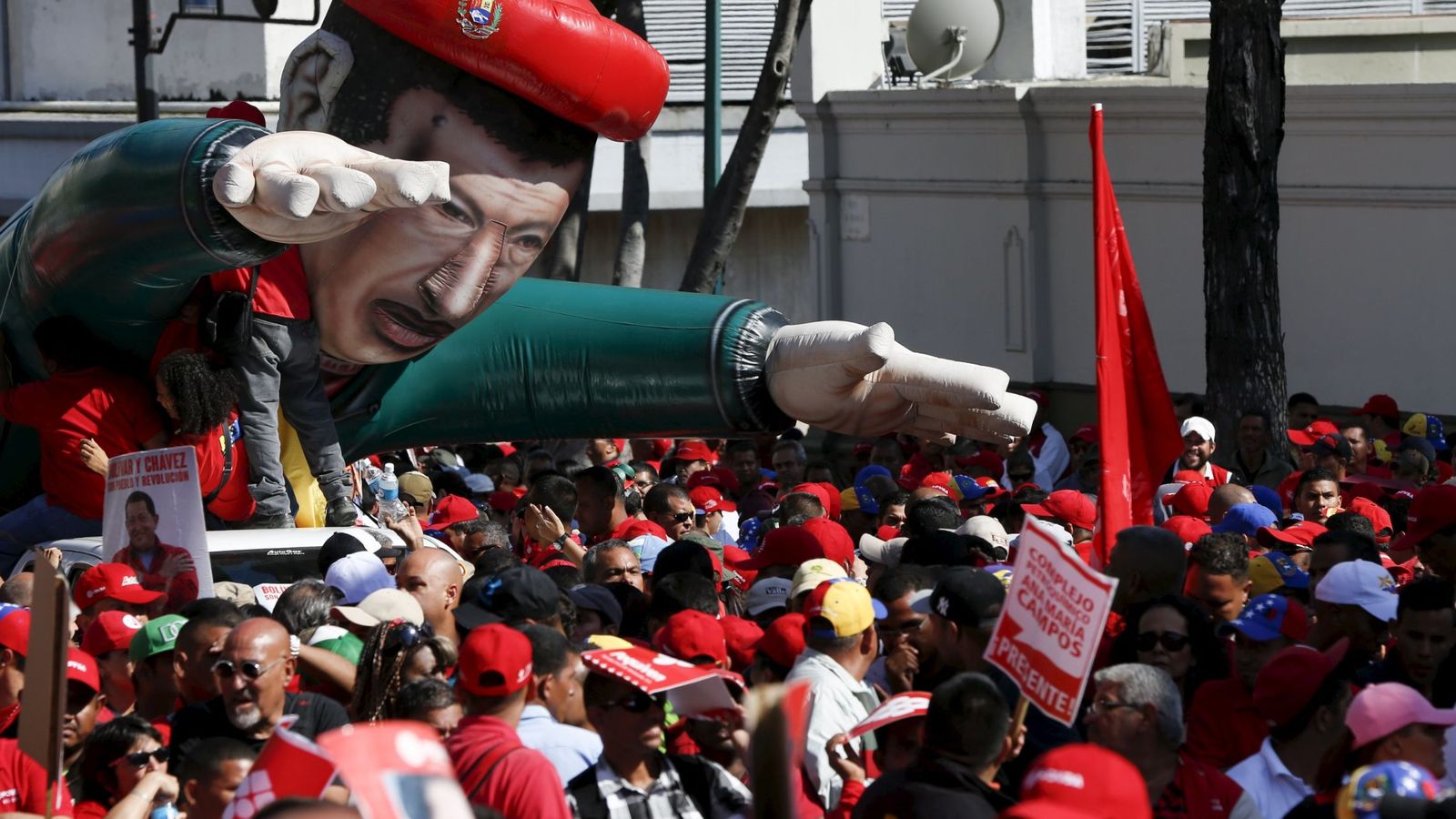 Foto: Trabajadores de la petrolera estatal Pdvsa, llevan un muñeco hinchable de Hugo Chávez