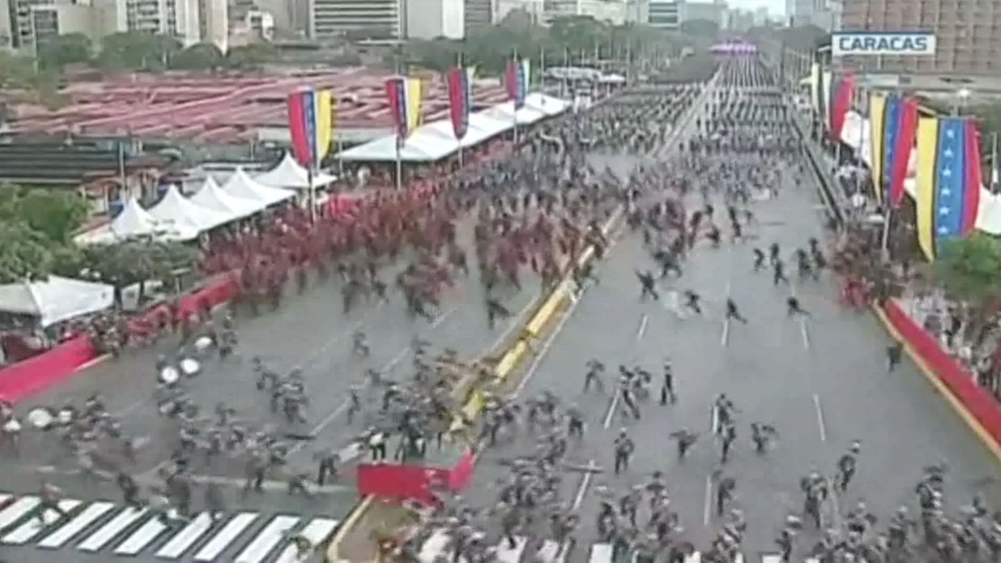 Fotograma de un vídeo del momento en que los militares formados rompen filas durante el ataque con drones contra Maduro. (EFE)