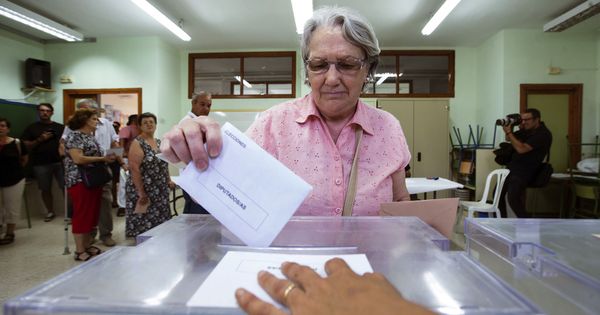 Foto: Una señora deposita su voto en un colegio electoral de Málaga. (EFE)