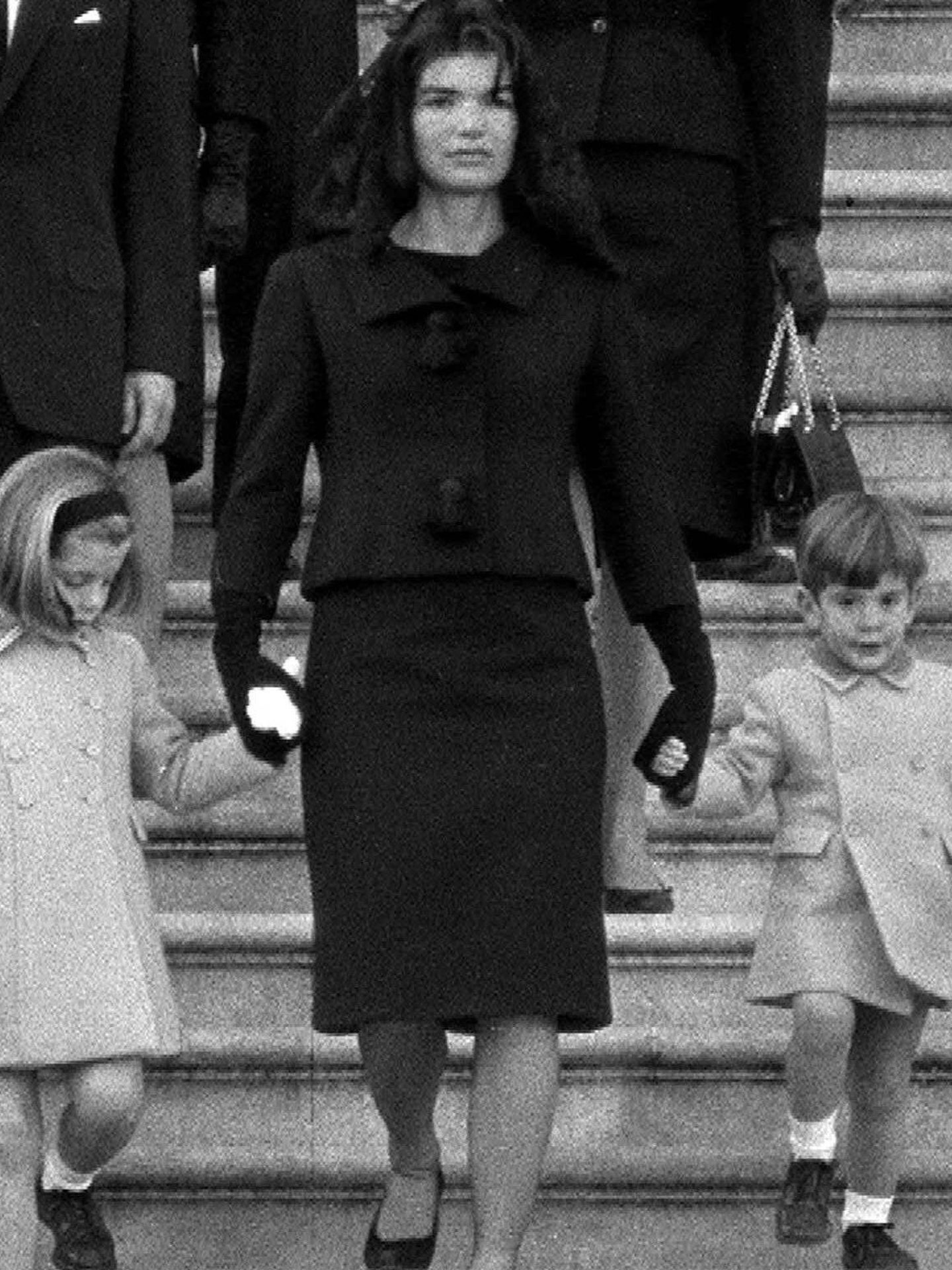 Jackie Kennedy, con sus hijos, en el funeral de JFK. (Gtres)