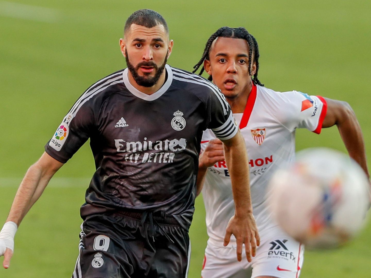 Benzema y Koundé, en una disputa. (Reuters)