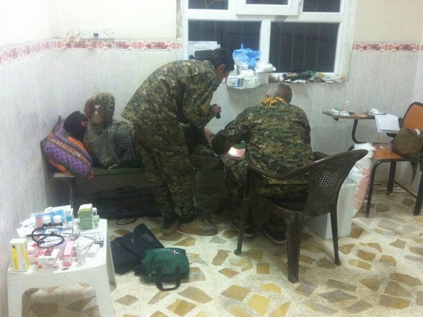 El español conocido como Doctor Delil (derecha) realizando labores de asistencia sanitaria en su unidad. (Apoyo Voluntarios Españoles contra Daesh)