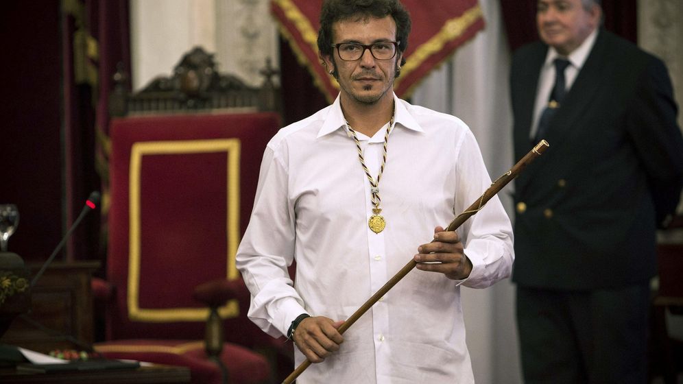 Foto: El nuevo alcalde de Cádiz, José María González Santos Kichi, tras tomar posesión de su cargo. (Efe)