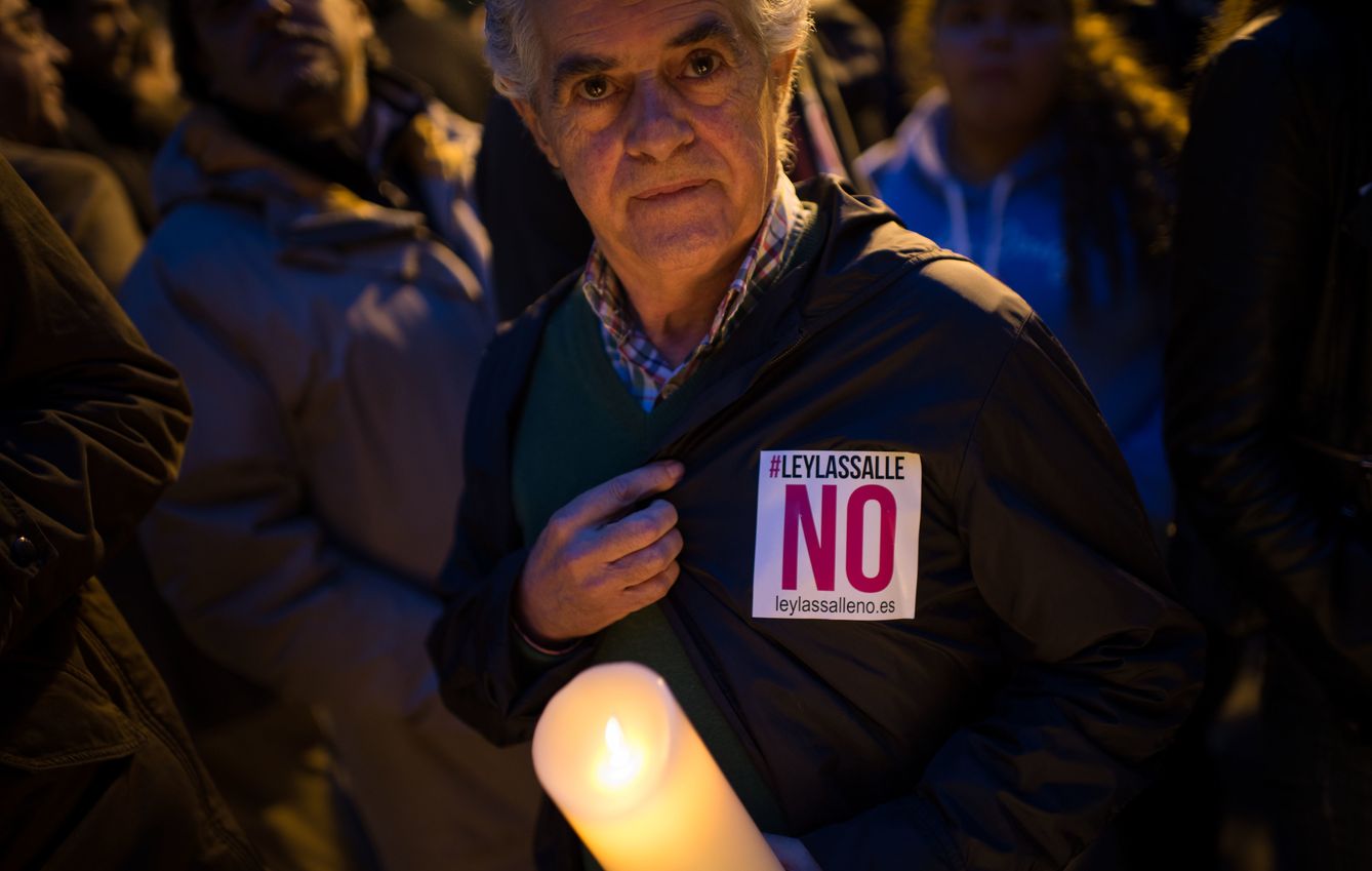 El actor Guillermo Montesinos en el encendido de velas contra la Ley Lassalle. (Pablo López)