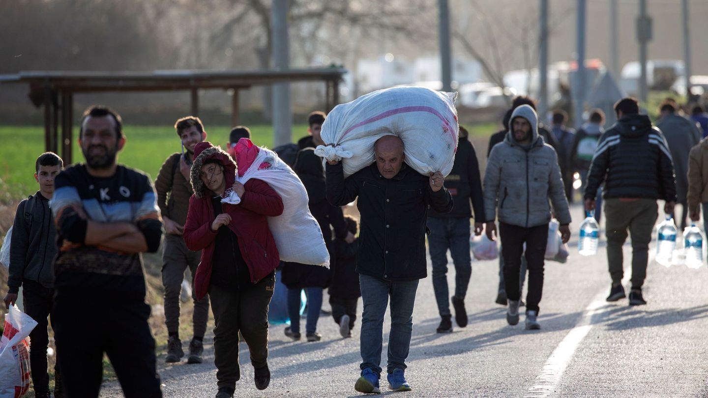 Un grupo de refugiados camina hacia el centro de Edirne (Turquía), en la frontera greco-turca. (EFE)