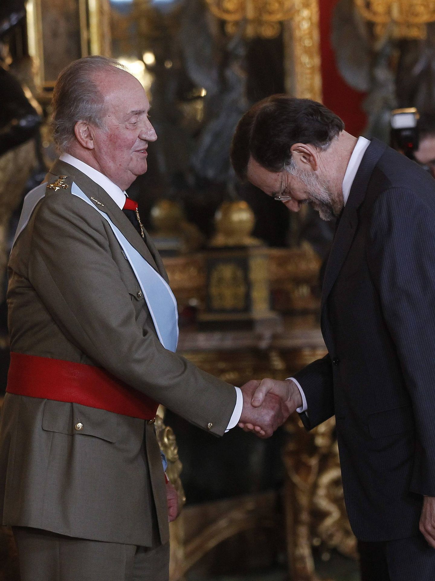 El rey Juan Carlos, saludando a Mariano Rajoy durante la recepción en el Palacio Real con motivo de la celebración de la Fiesta Nacional. (EFE/Chema Moya)