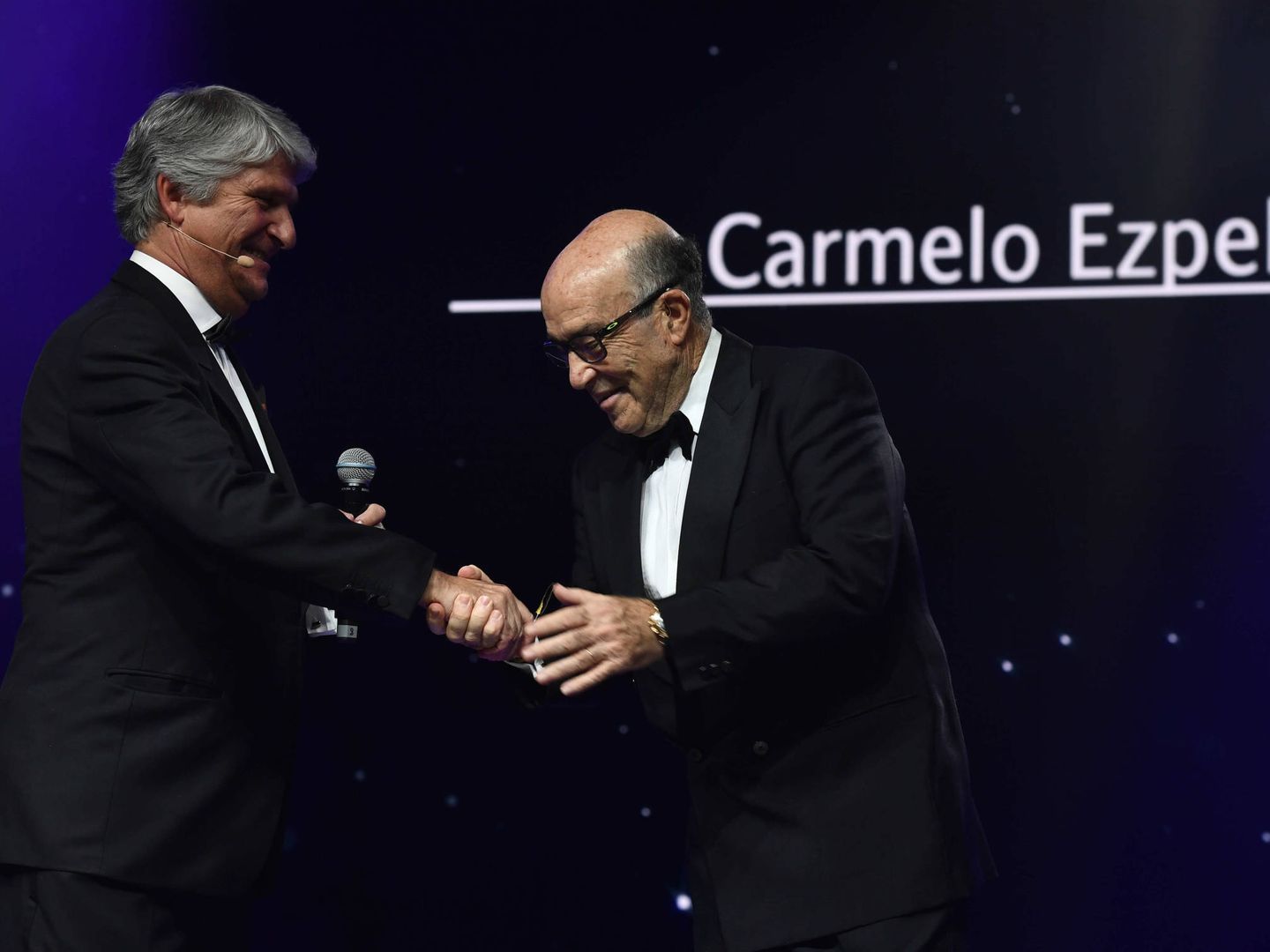 Carmelo Ezpeleta, recibiendo el premio especial Leyenda del Promotor. (Cordon Press)