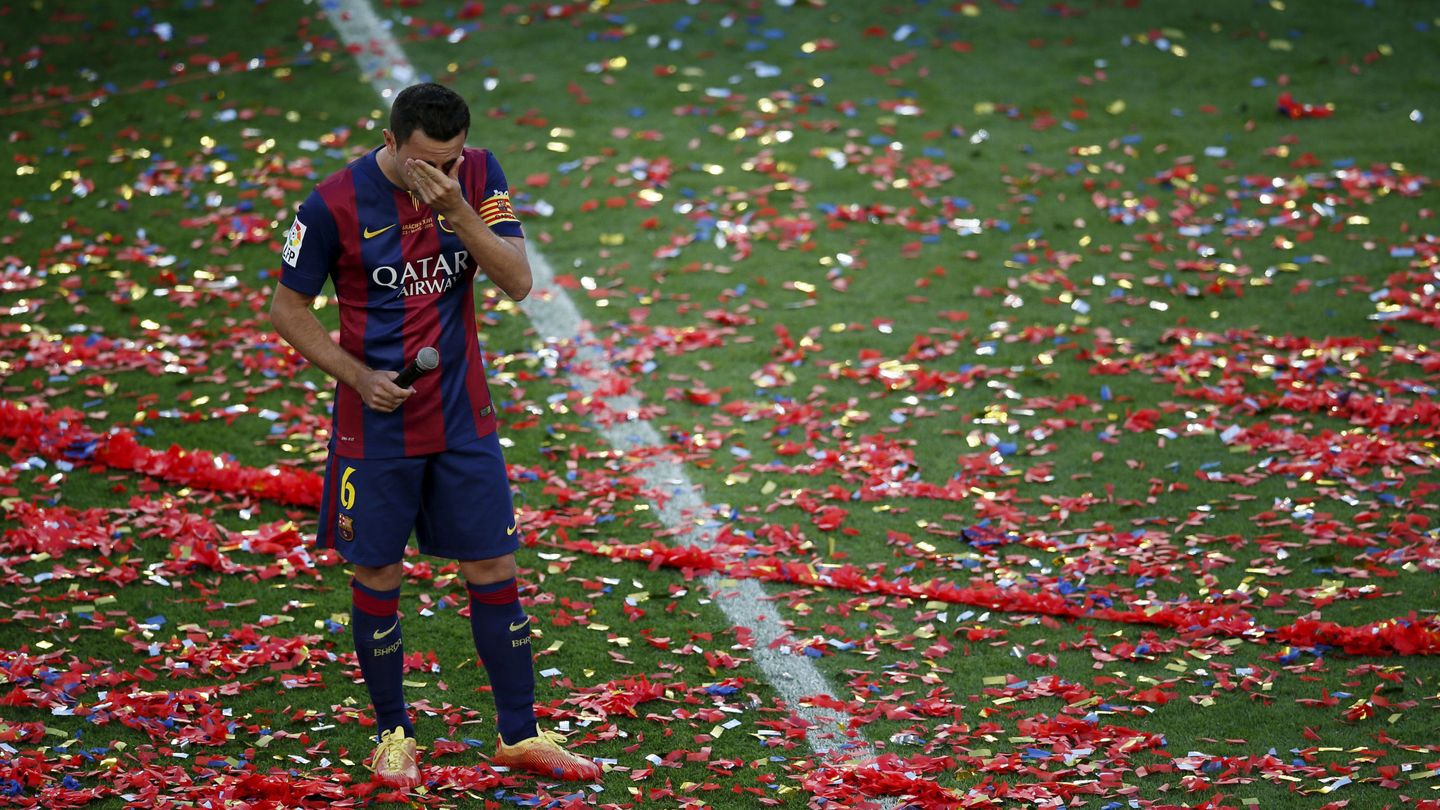 Xavi Hernández rompe a llorar en su despedida del Camp Nou, en 2015. (Reuters)