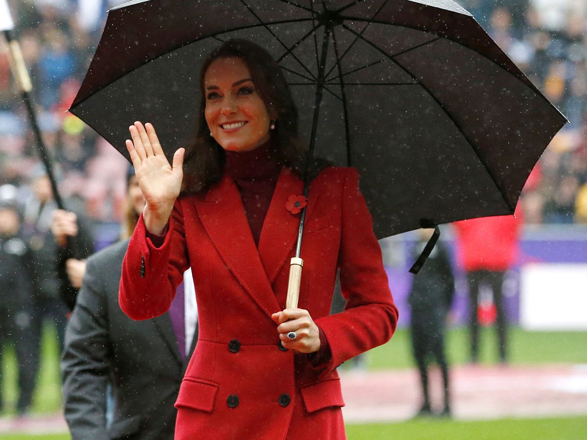 Foto: La princesa de Gales, en el rugby con un abrigo rojo. (Reuters/Ed Skyes)
