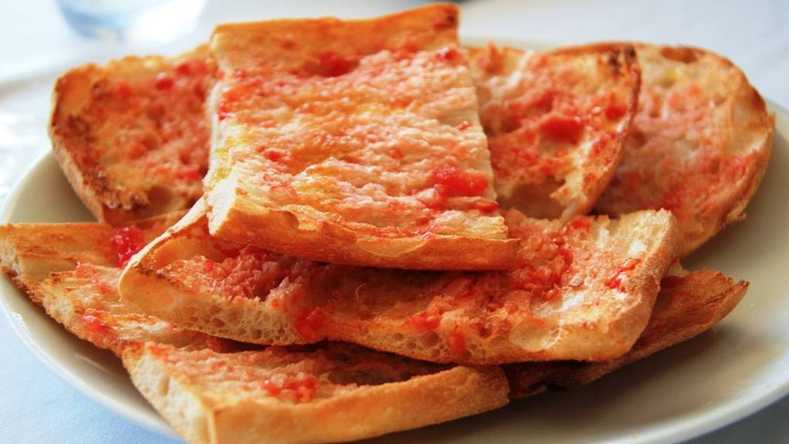 Foto: Pan con tomate, tradicional de la cocina catalana. (Javier Lastras, Wikipedia)