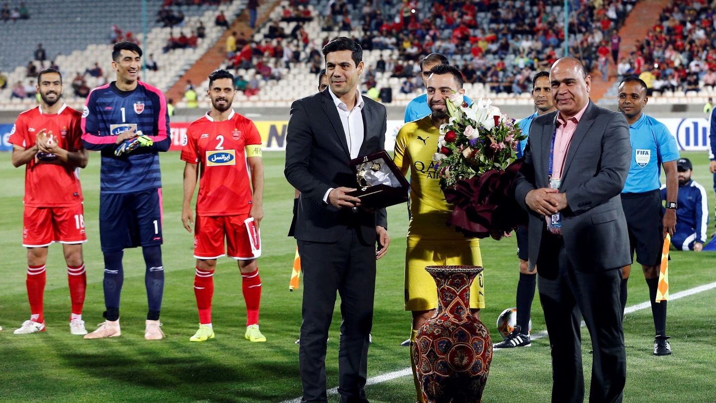Hernández recibe un homenaje en su último partido como profesional en Qatar. (EFE)