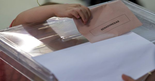 Foto: Una niña intenta meter el sobre en la urna electoral. (EFE)