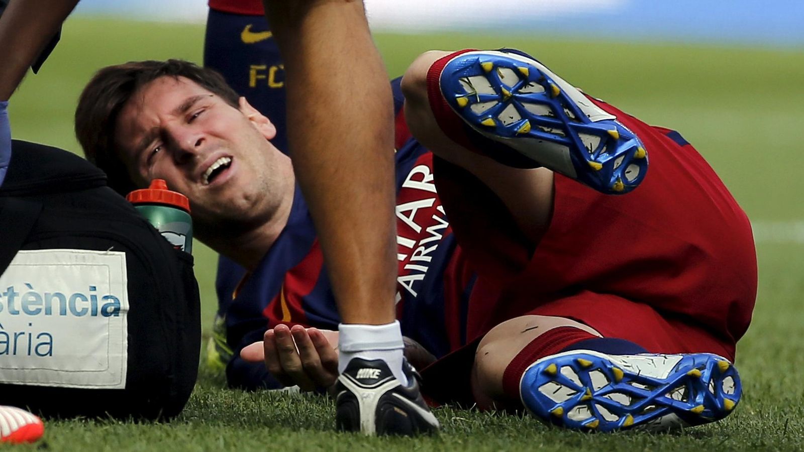 Foto: Leo Messi se retuerce de dolor tras caer lesionado ante Las Palmas (Reuters).