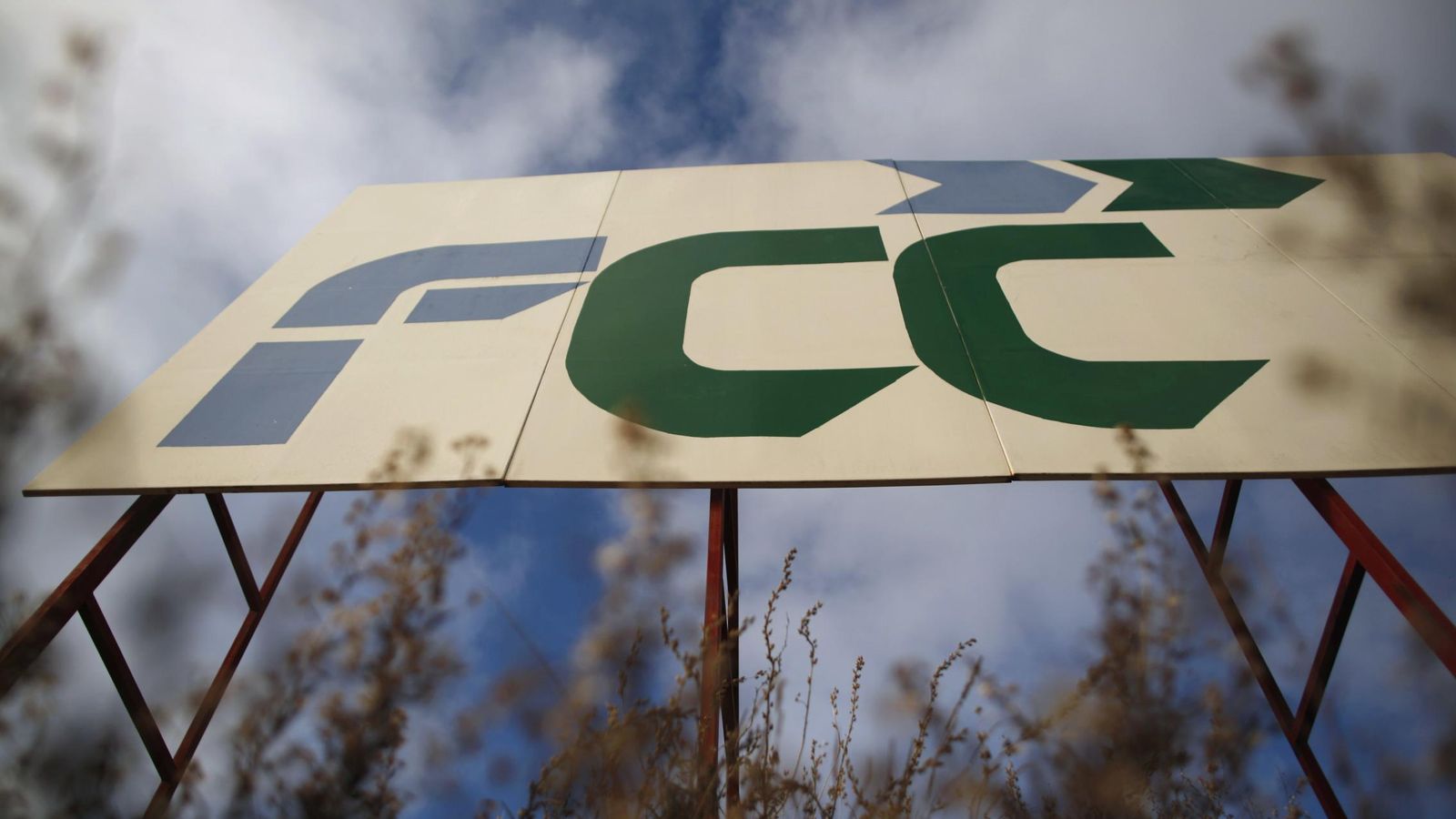 Foto: Cartel con el logo de FCC. (Reuters)