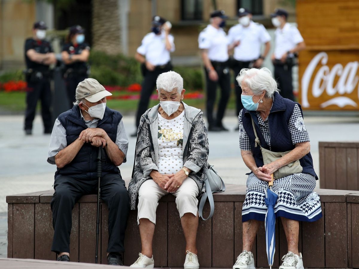 Foto: Unos ancianos conversan protegidos con mascarillas este viernes en San Sebastián. (EFE) 