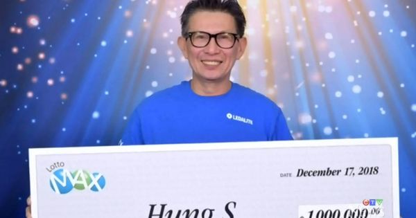 Foto: S. Hung posa feliz con el cheque gigante por un millón de dólares que recibió de la lotería