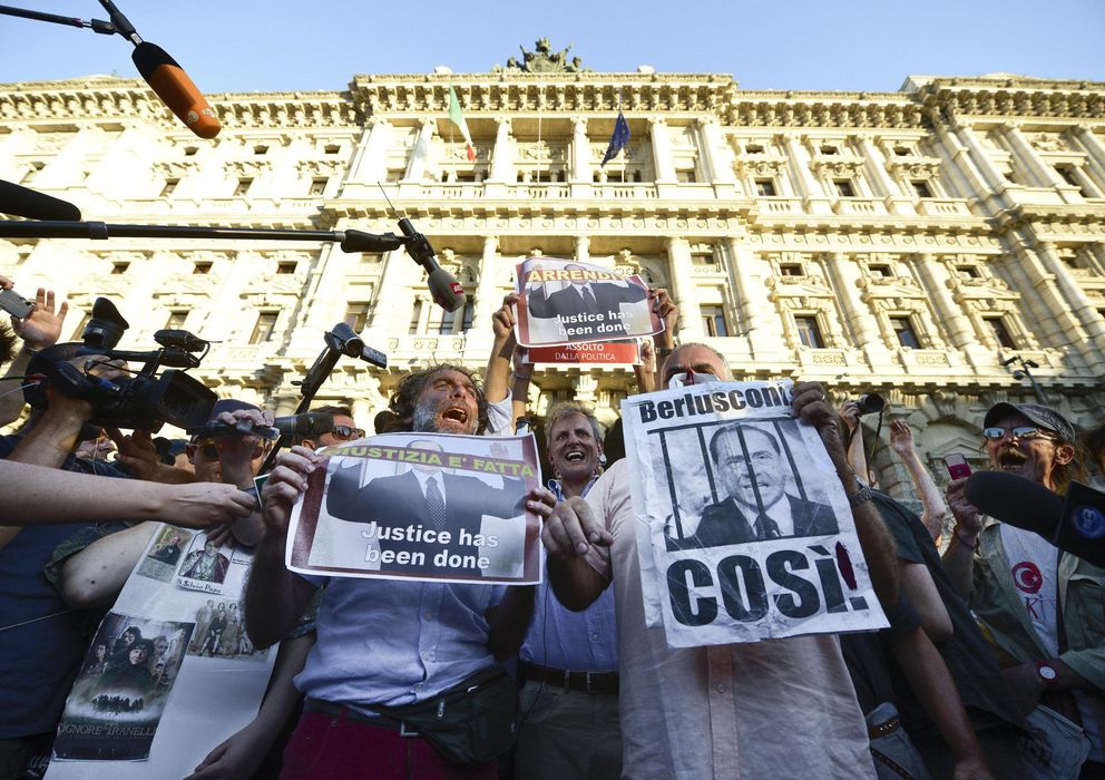 Foto: Un grupo de italianos celebra el fallo en contra del ex primer ministro Silvio Berlusconi. (EFE)