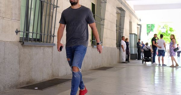 Foto: Uno de los miembros de la Manada, el ex Guardia Civil Antonio Manuel Guerrero, a su llegada a los juzgados de guardia en Sevilla. (EFE)