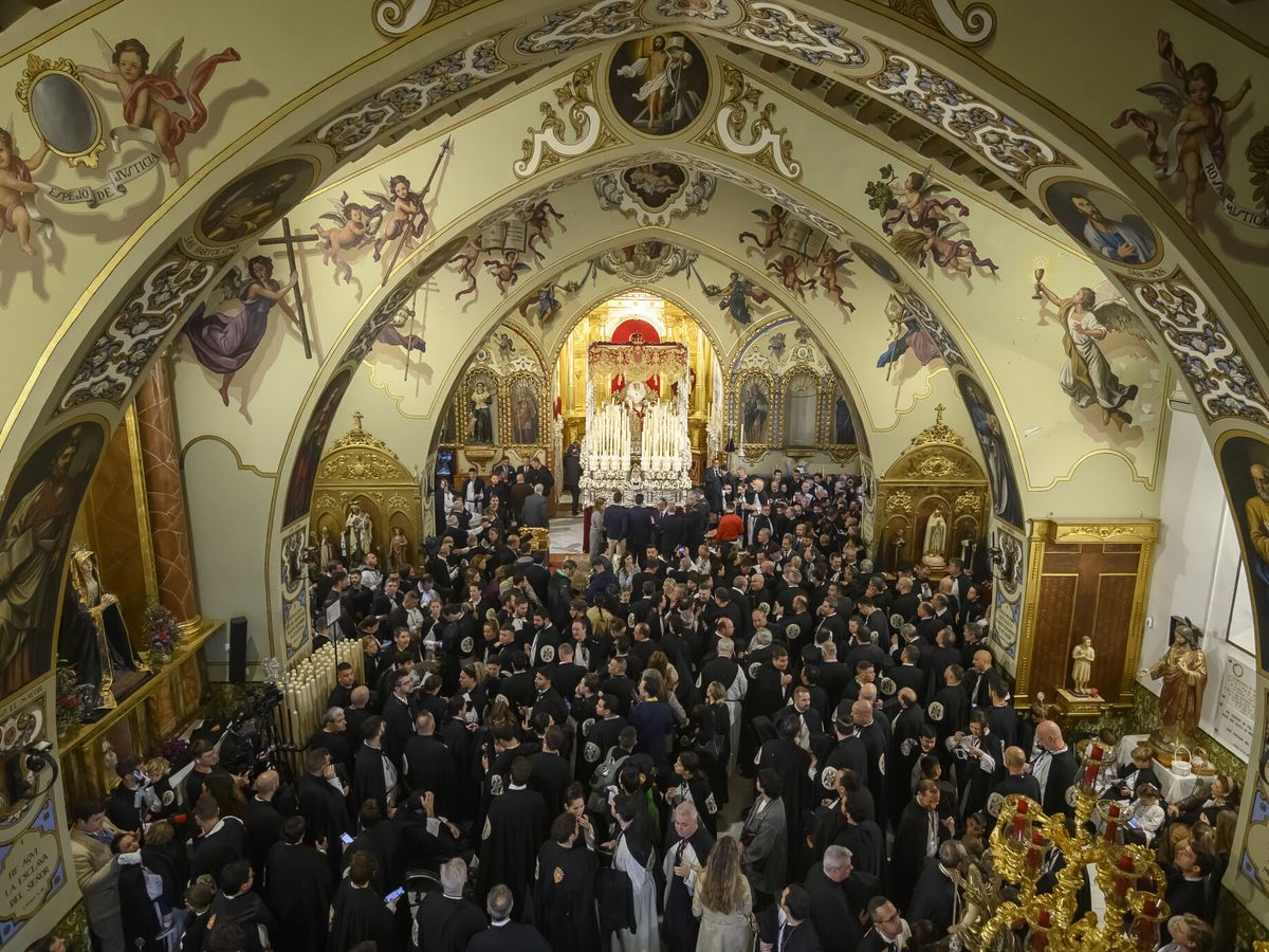 Foto: Imagen del interior del tlemplo de la hermandad de Santa Genoveva, que no ha procesionado. (EFE/Raúl Caro)