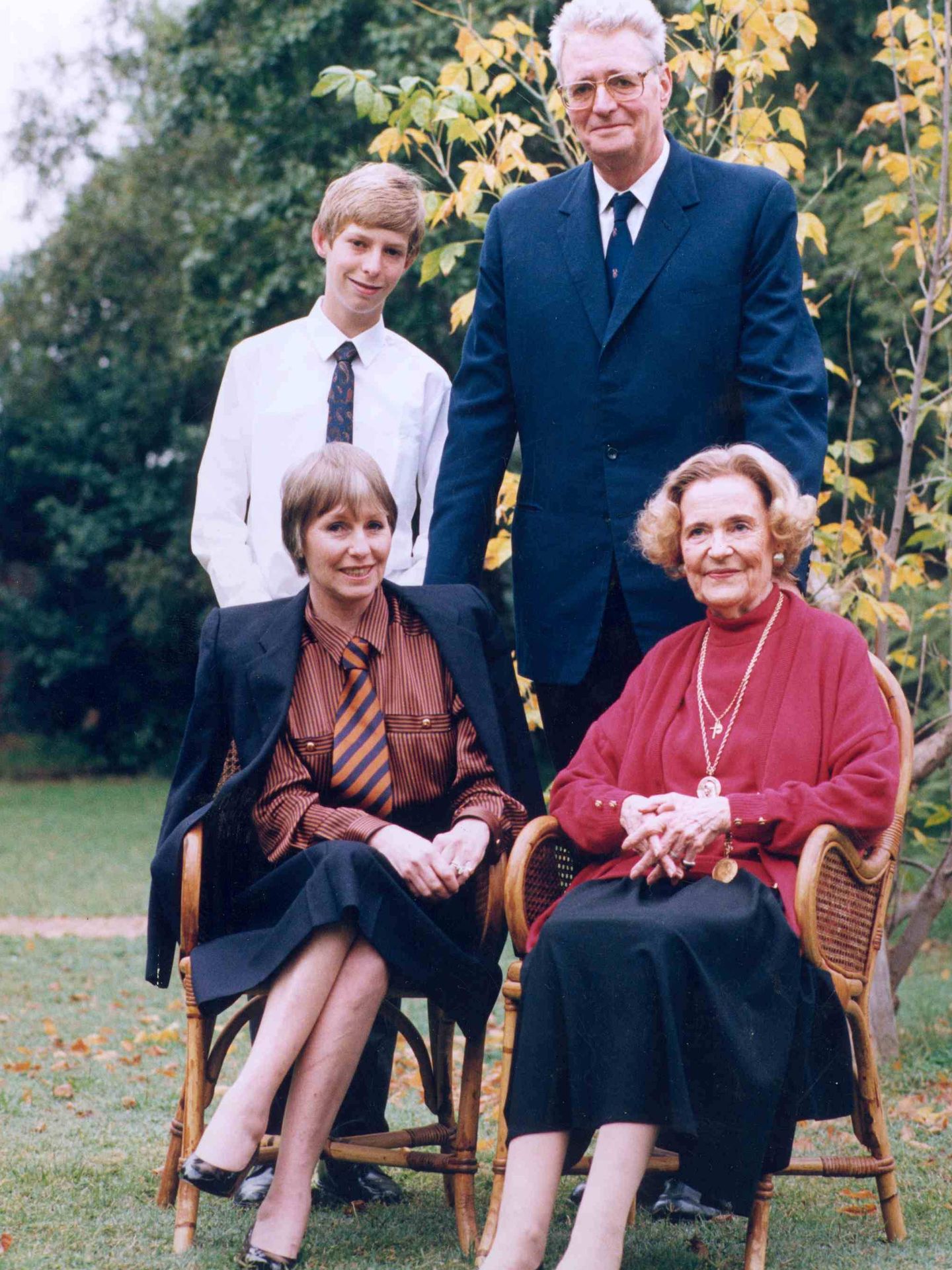 Con sus padres y su abuela, la reina Geraldine. (Foto: Royal Court of the Albanians)