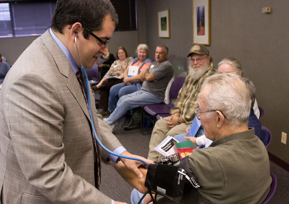 Foto: El doctor Michael Valitutto durante una consulta del grupo de diabetes. (Borgess Promed)