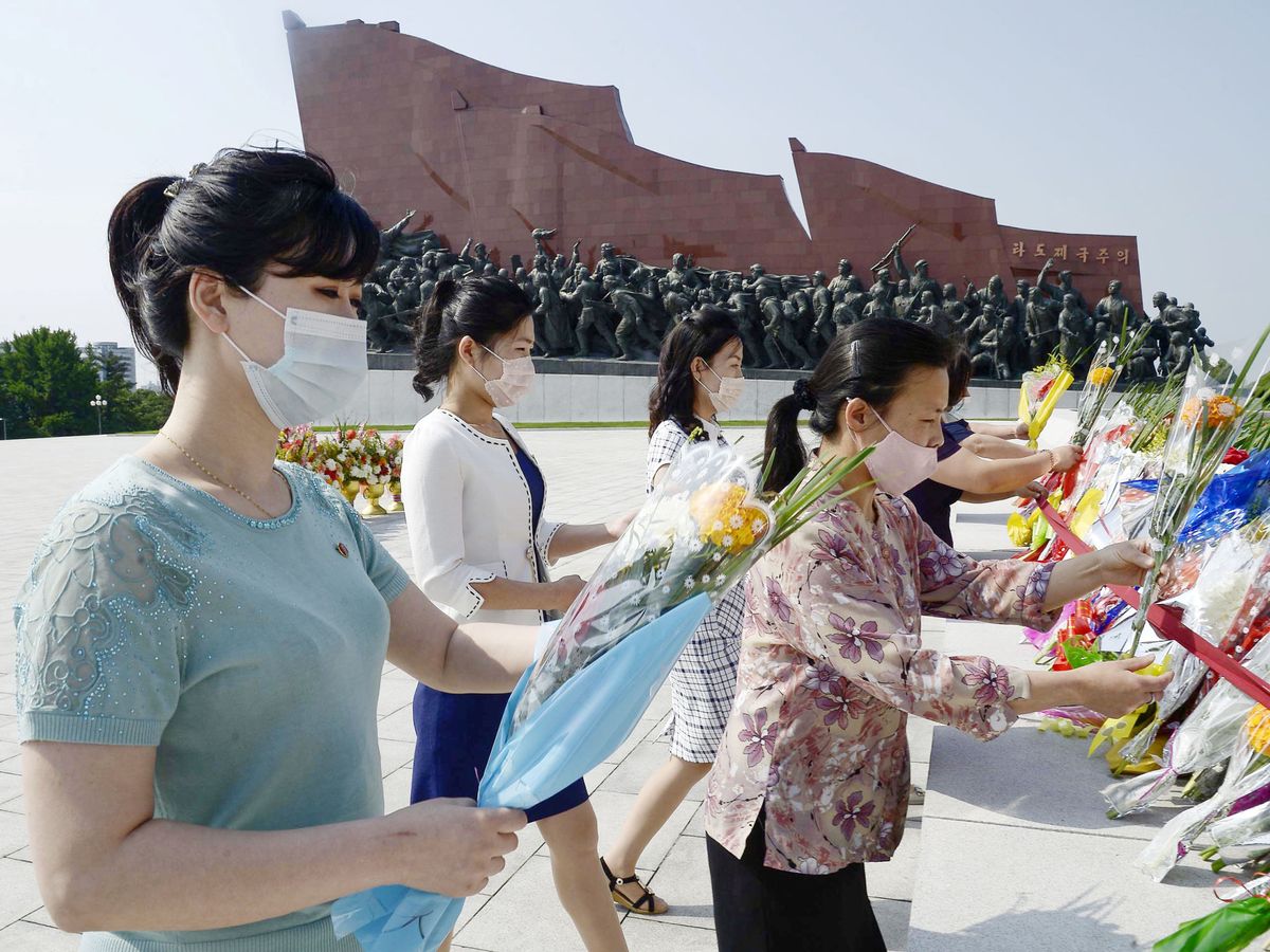 Foto: Ciudadanos norcoreanos en Mansu Hill, Pyongyang (Reuters)