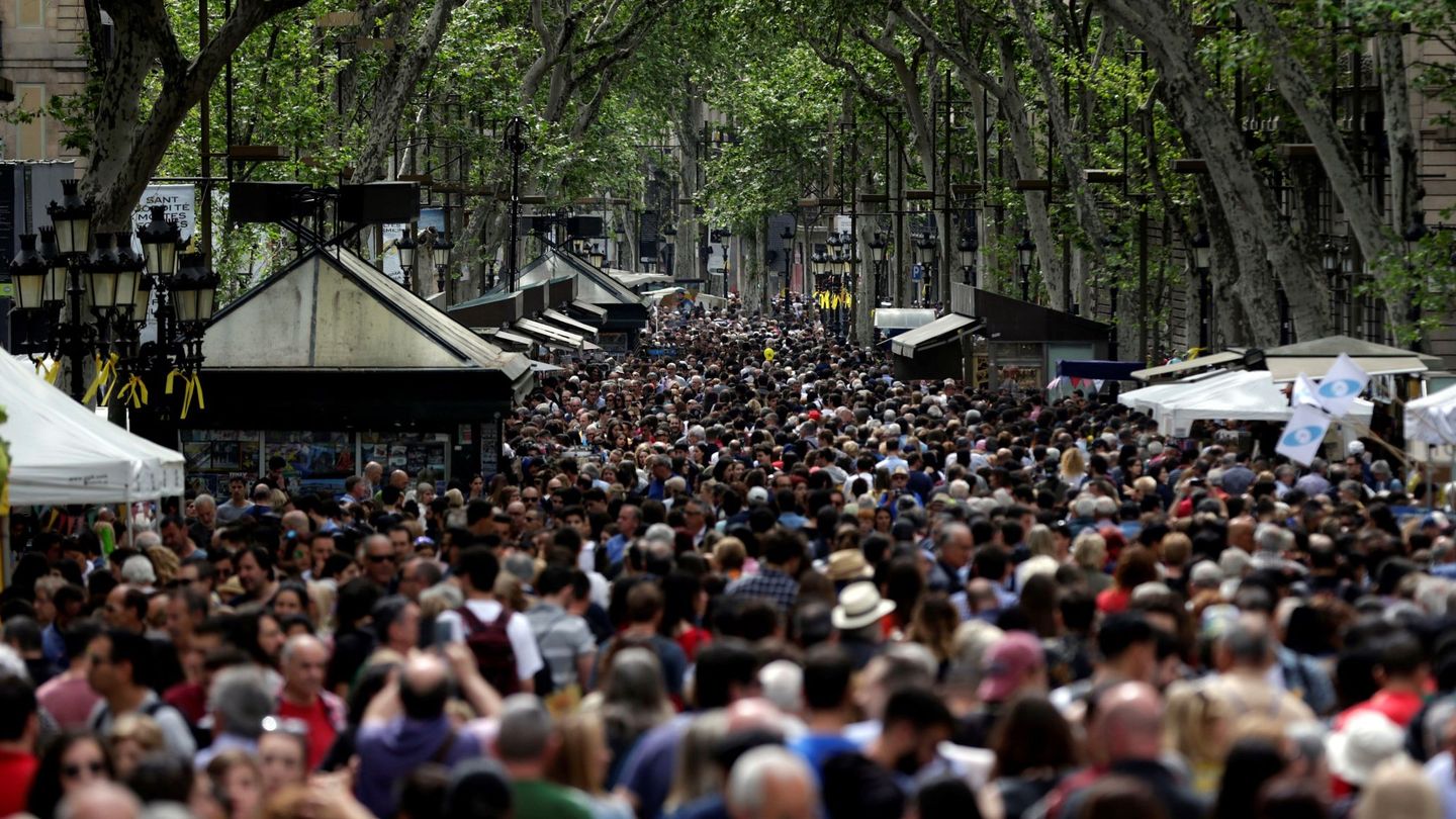 Vista de las Ramblas, abarrotadas de gente durante la Diada de Sant Jordi. (EFE)