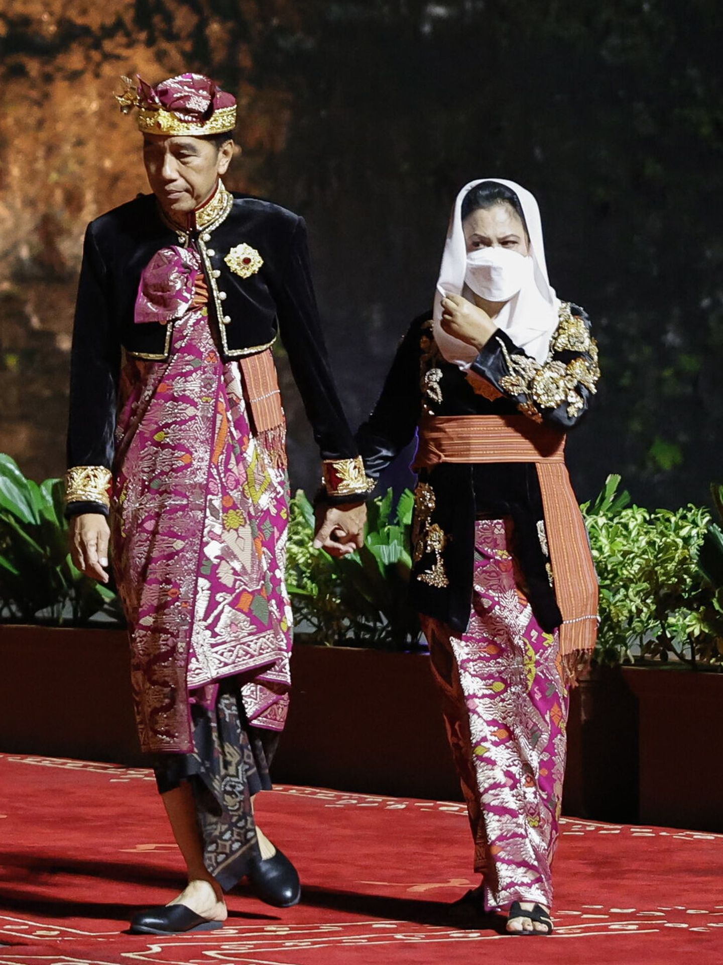 Joko Widodo y su mujer asisten a la cena oficial del G20 en Bali. (EFE)