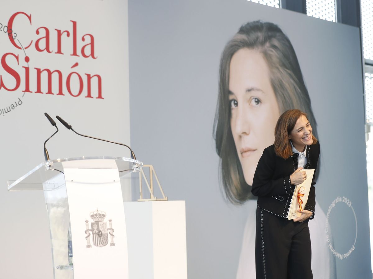 Foto: La cineasta Carla Simón posa con el Premio Nacional de Cinematografía. (EFE/Juan Herrero)