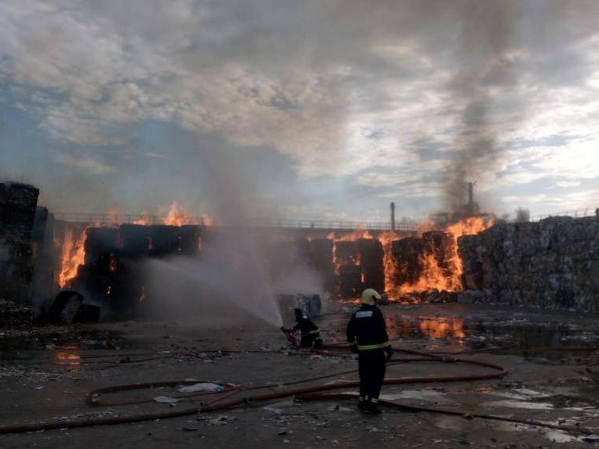 Foto: El incendio en la planta de Saica. (Foto: Ayuntamiento de Zaragoza)