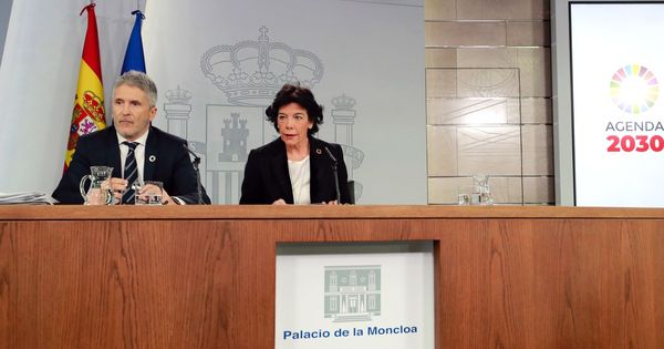 Foto: La portavoz del Gobierno, Isabel Celaá y el ministro del Interior, Fernando Grande- Marlaska, durante la rueda de prensa posterior a la reunión del Consejo de Ministros que ha tenido lugar en La Moncloa. (EFE)