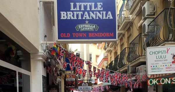 Foto: La fachada del Little Britannia con las banderas británicas de la discordia colgadas en la calle (Foto: Facebook)