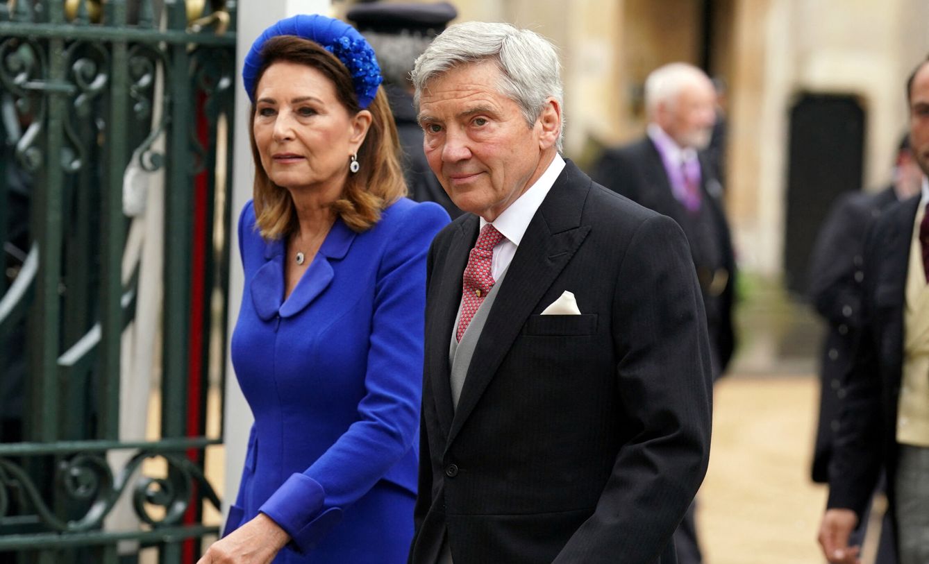 Michael y Carole Middleton en la coronación de Carlos III. (Reuters)
