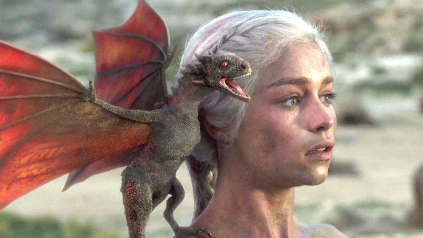 Daenerys con su bebé dragón al final de la primera temporada de 'Juego de Tronos'. (HBO)